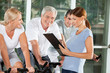 Beschreibung: Fitnesstrainierin mit Senioren