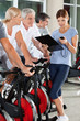 Beschreibung: Fitnesstrainerin trainiert Seniorengruppe