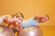 Beschreibung: Frauen beim Rückentraining im Fitnesscenter