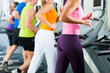 Beschreibung: Leute laufen auf Laufband im Fitnessstudio