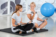Beschreibung: Frauen machen Hanteltraining